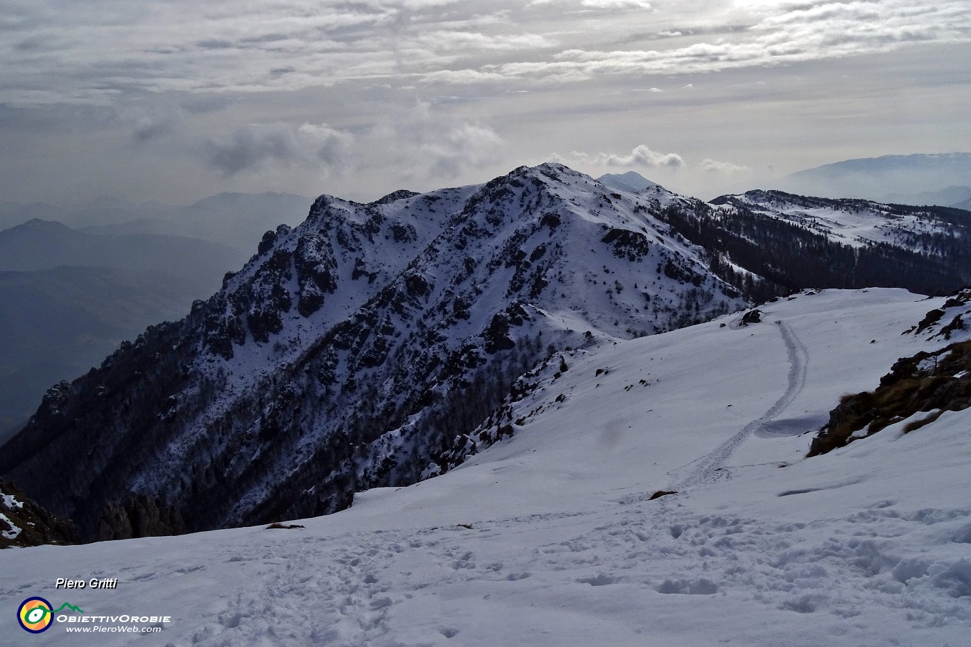 40 Salendo il lungo pratone innevato.JPG -                                